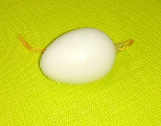 Vajce plastové biele 2,5 x 4 cm