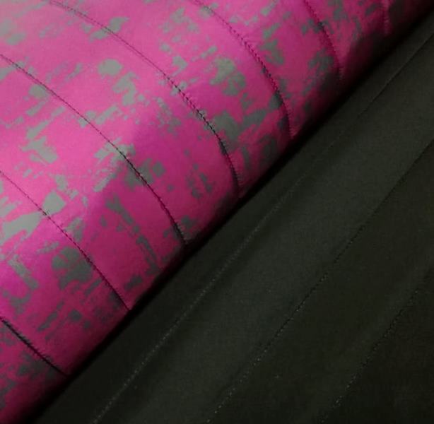 ZATEPLENÁ PREŠÍVANÁ LÁTKA FIALOVORUŽOVÁ S POTLAČOU- BUNDOVINA- ZBYTOK 35x120cm!!