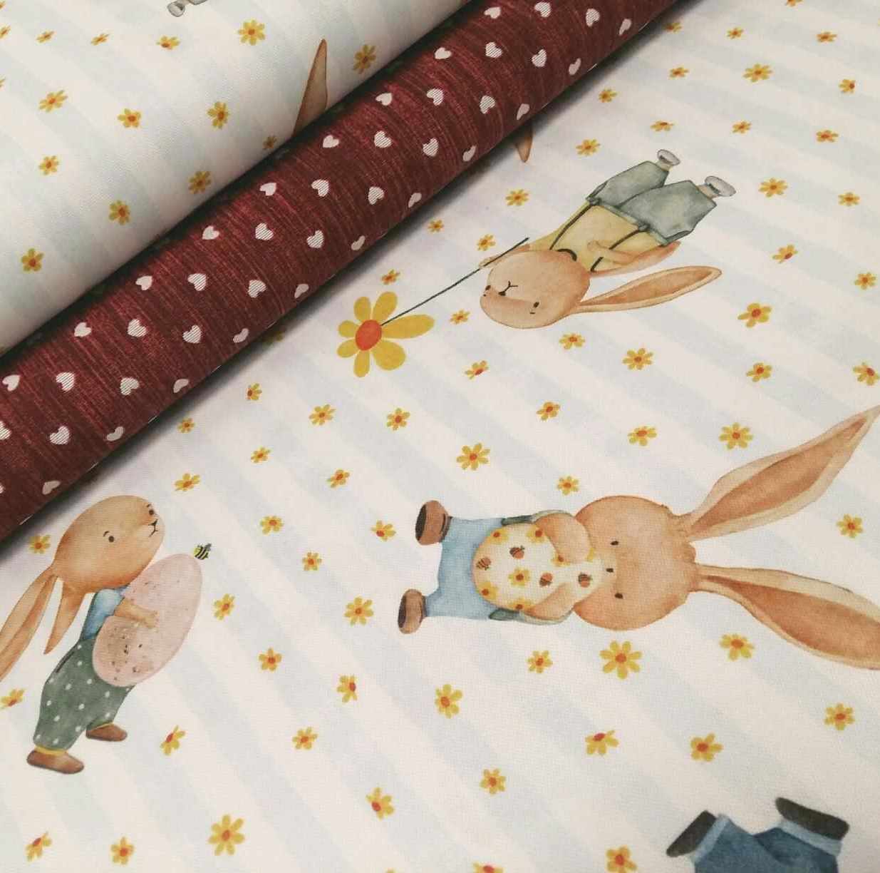VEĽKONOČNÍ ZAJKOVIA NA DEKORAČNEJ LÁTKE-posledný kus 70 cm !