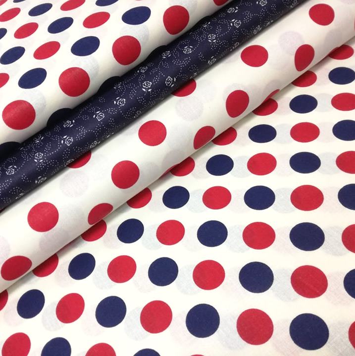 MODRÉ A ČERVENÉ MAXIBODKY NA SMOTANOVEJ BAVLNE-posledný kus 65x140cm