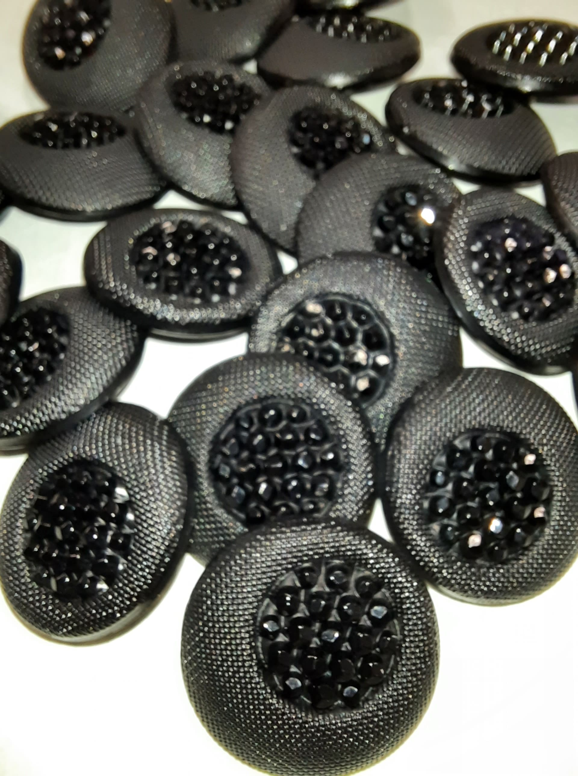 Čierny plastový gombík Ø 20mm vzor kamienky - 1 ks