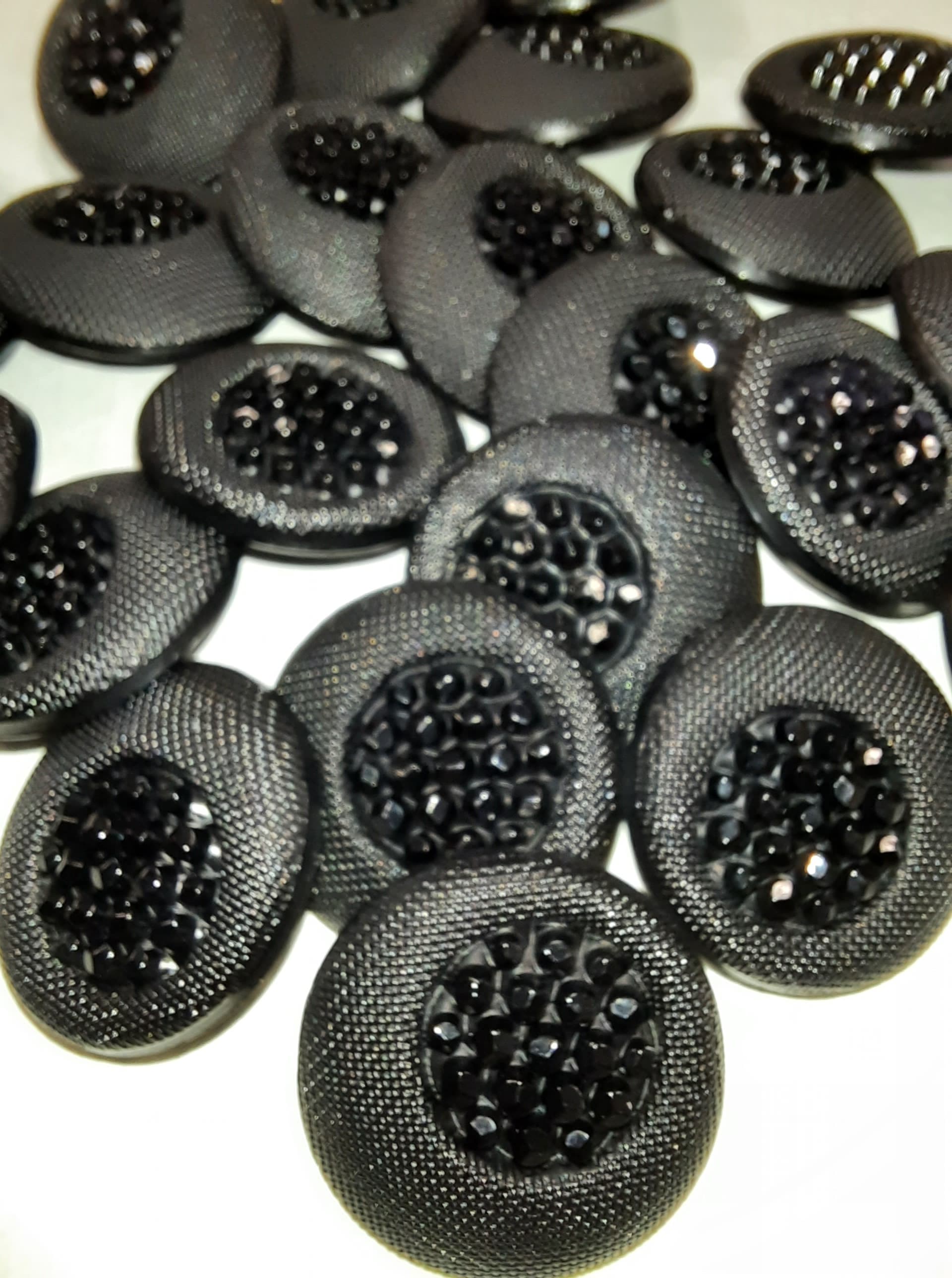 Čierny plastový gombík Ø 24mm vzor kamienky - 1 ks