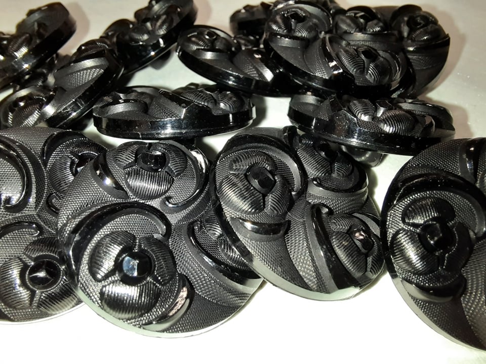 Čierny plastový gombík Ø 20mm vzor ružičky - 1 ks