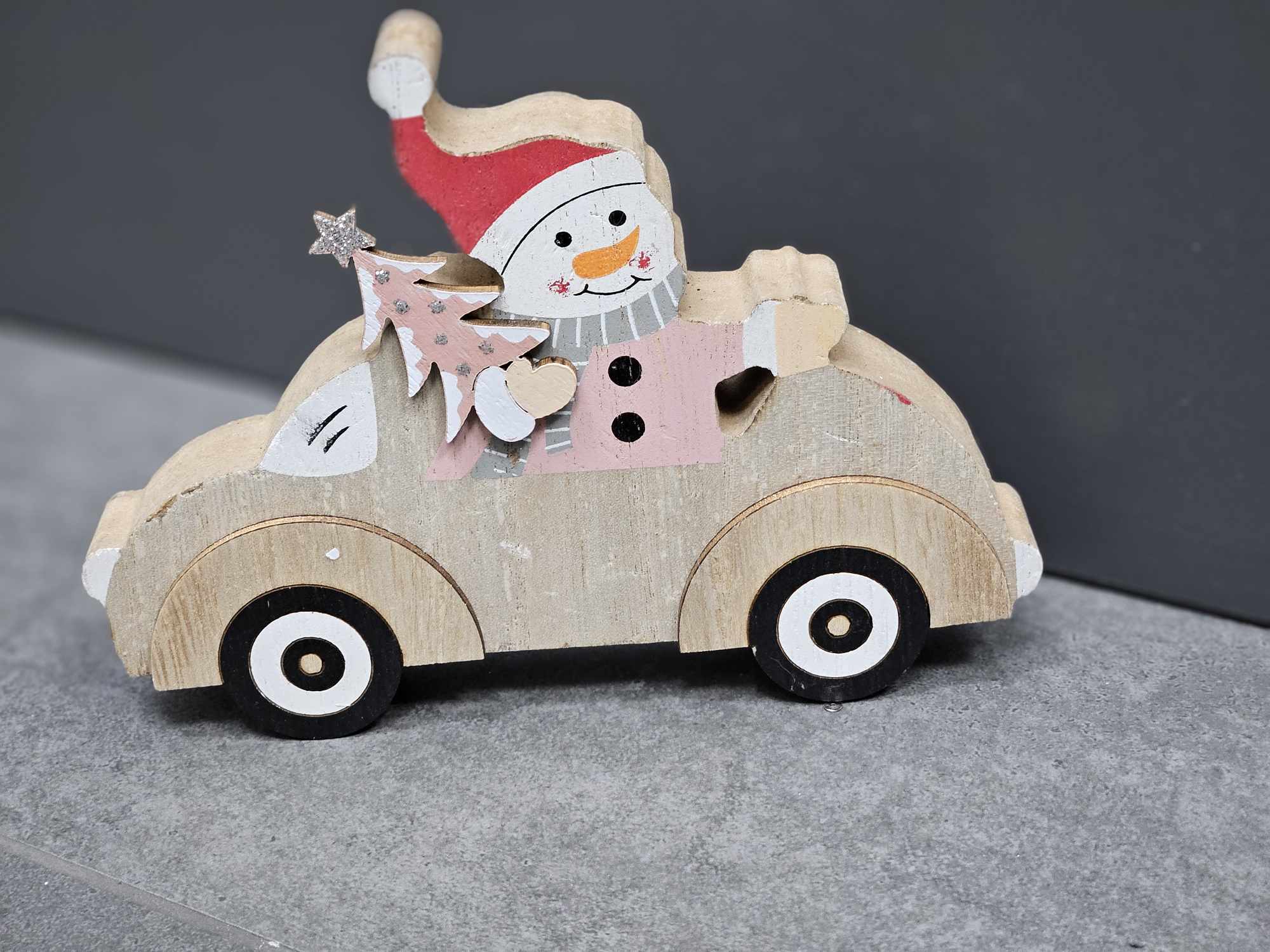 Drevená dekorácia - Snehuliak v aute