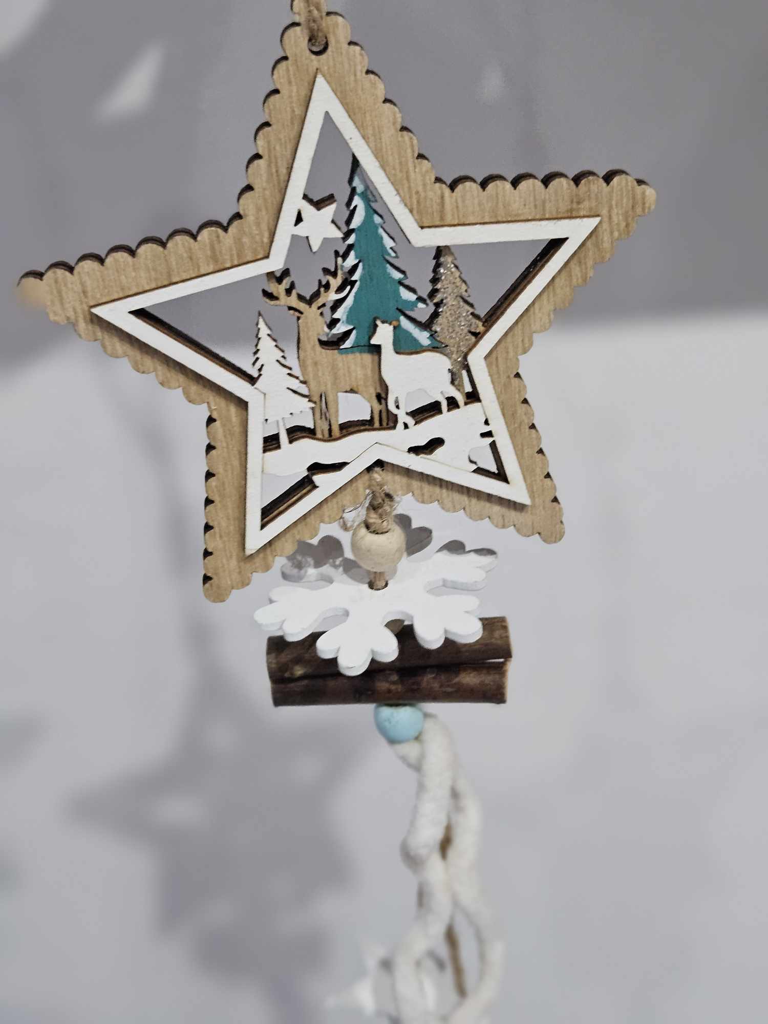 Drevená dekorácia na zavesenie-Hviezda a vianočný les