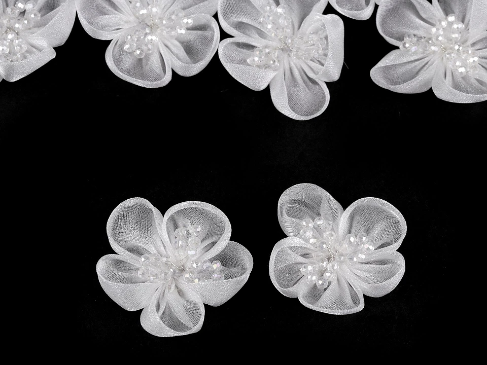 Organzový kvet s brúsenými korálkami na našitie a nalepenie Ø4,5 cm-2ks