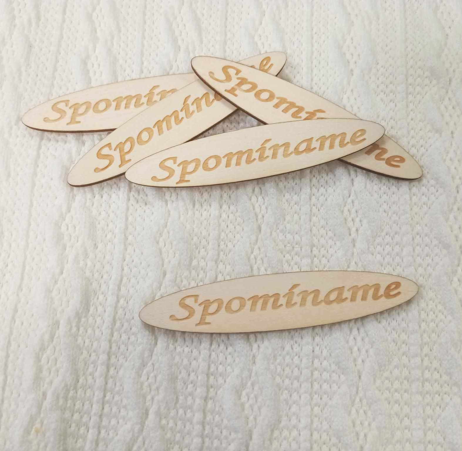 DREVENÝ NÁPIS "SPOMÍNAME" 