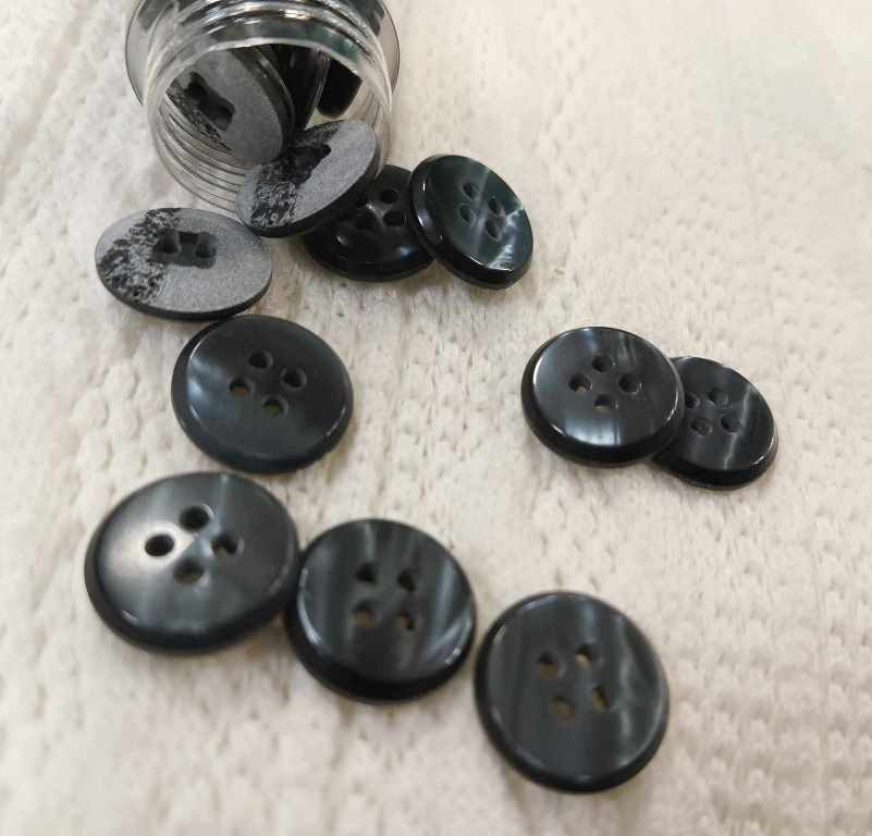 Gombík štvordierkový veľkosť 14mm - 1kus