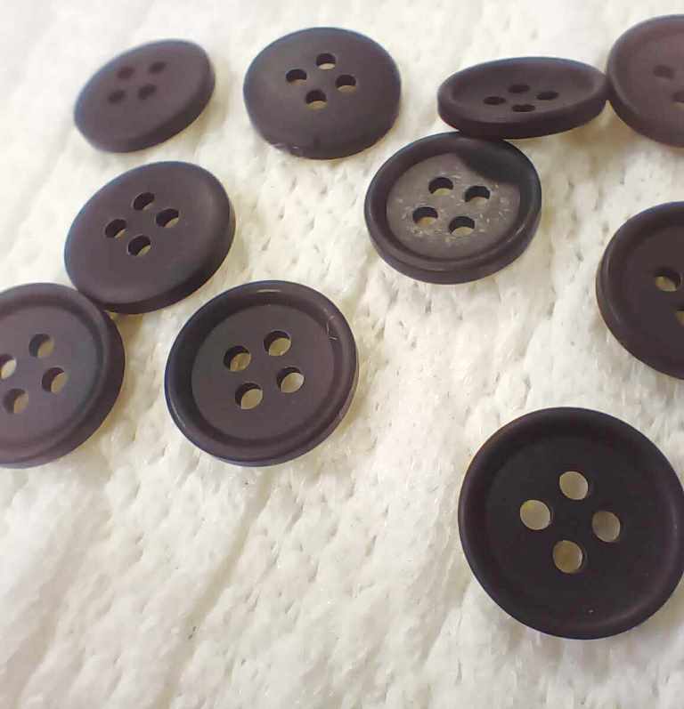 Gombík štvordierkový veľkosť 15mm - 1kus