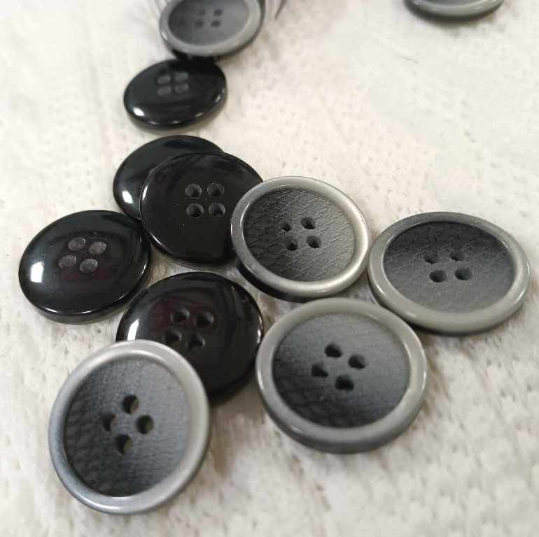 Gombík štvordierkový Ø21mm- 1ks