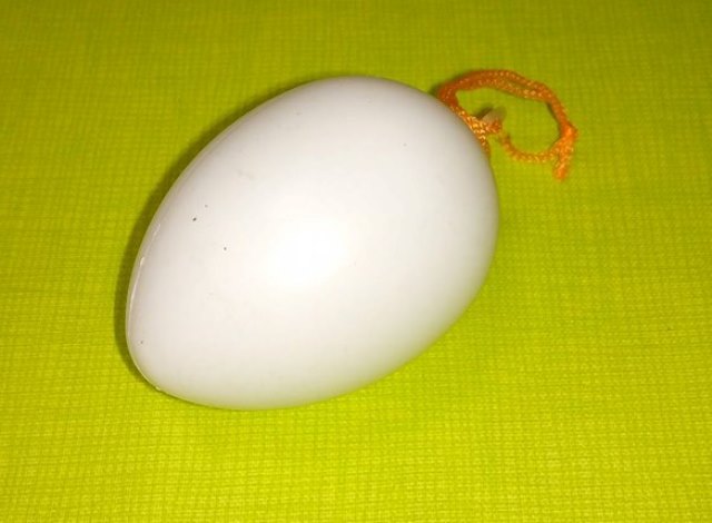 Vajce plastové biele 4 x 5,5 cm