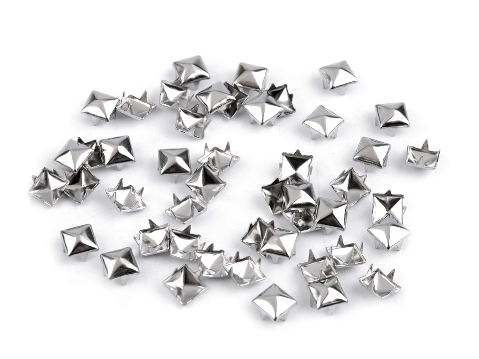 Cvočky na oblečenie 7x7mm pyramída - 50 ks