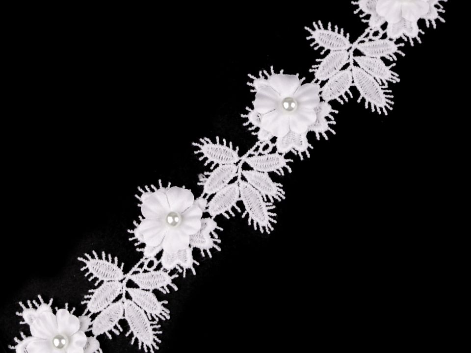 Vzdušná čipka 3D kvet s perlou šírka 42 mm -1 m