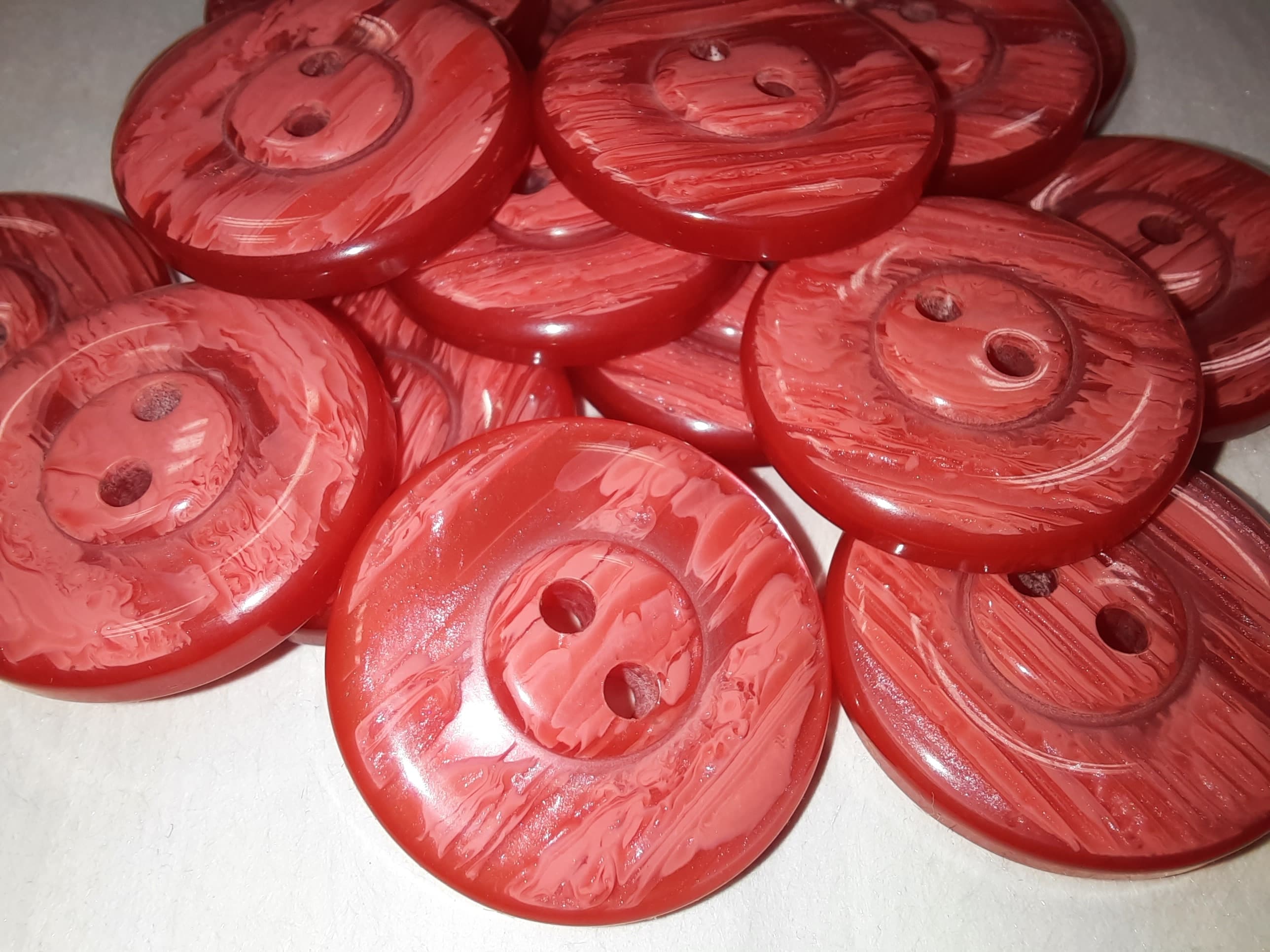 Červený plastový gombík Ø 16mm vzorovaný- 1 ks
