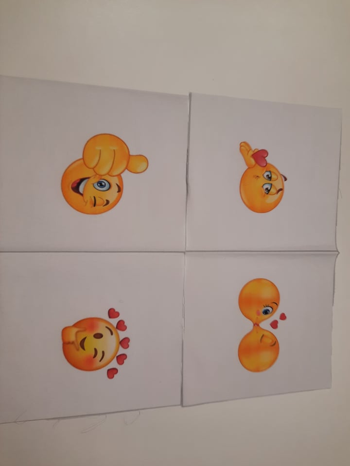 SMAJLÍCI EMOJI NA BIELEJ BAVLNE - PANEL NA RÚŠKA (4 obrázky)