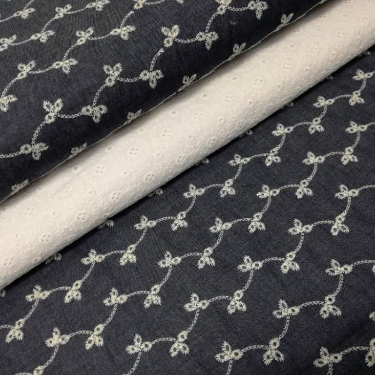 VYŠÍVANÁ MAXIMADEIRA NA TMAVOMODREJ RIFLOVINE