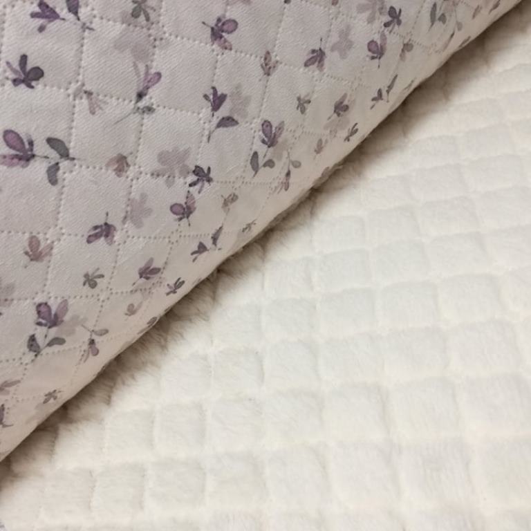 QUILTEDDY - DROBNÉ FIALOVÉ LÍSTKY NA VANILKOVOM - OBOJSTRANNÁ LÁTKA
