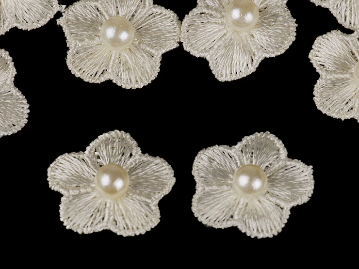 Vyšívaný kvet Ø20 mm s perlou - 10 ks