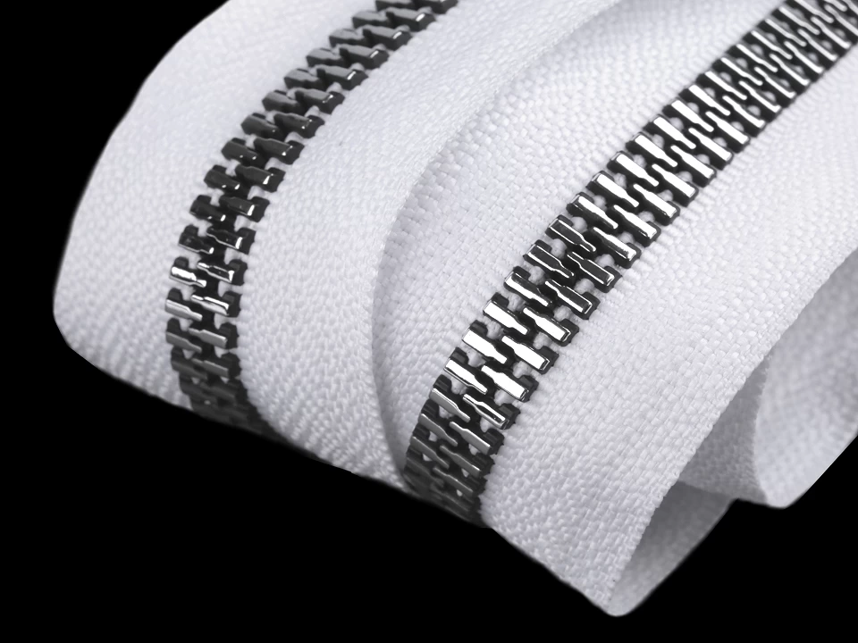 Zips kostený so striebornými zúbkami šírka 8 mm metráž -1m