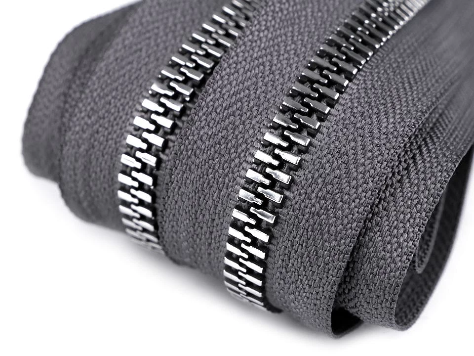Zips kostený so striebornými zúbkami šírka 8 mm metráž -1m