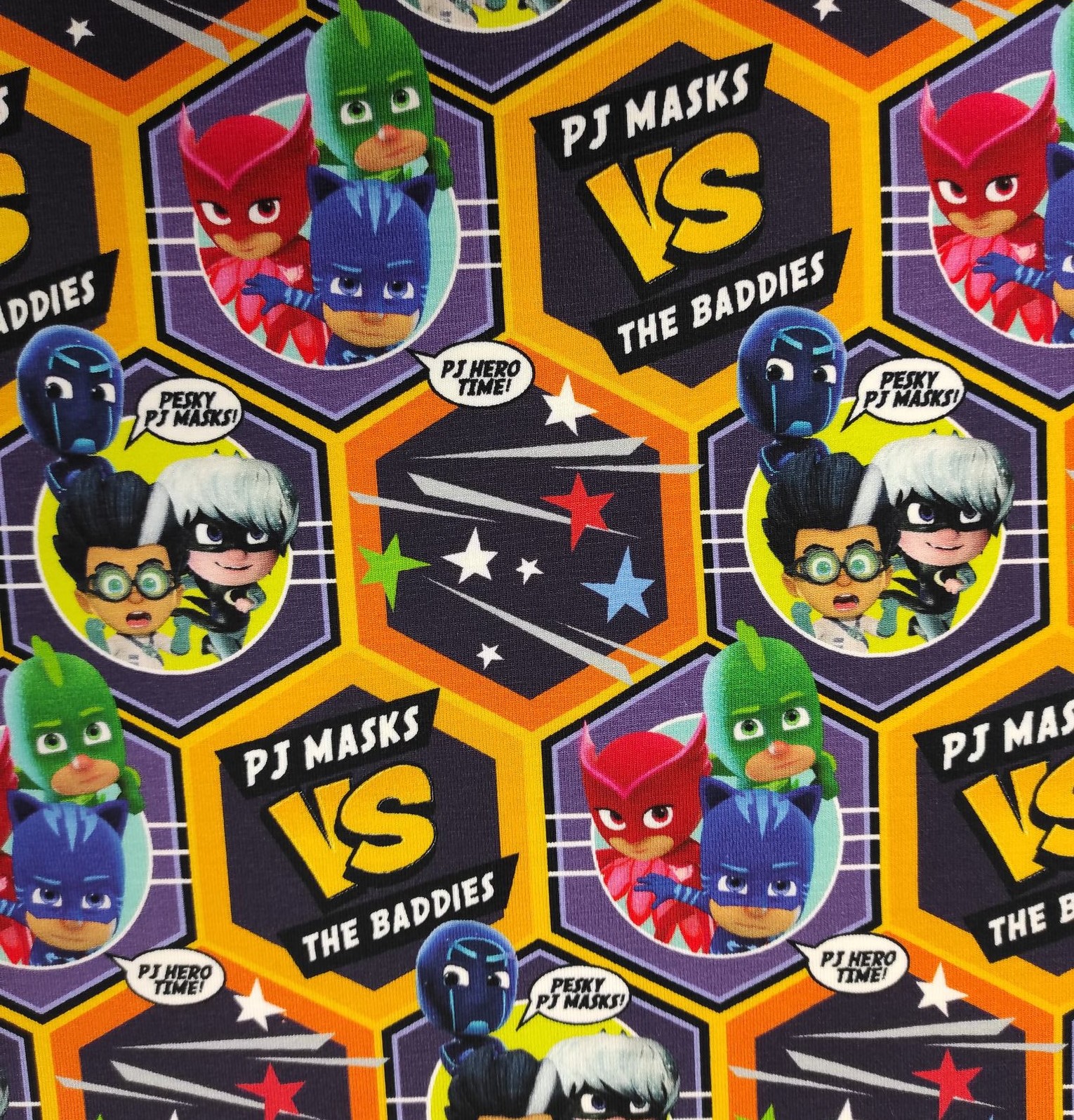 Úplety HRDINOVIA PJ MASKS VS THE BADDIES DIGITÁLNY LICENCOVANÝ ÚPLET Metrový textil